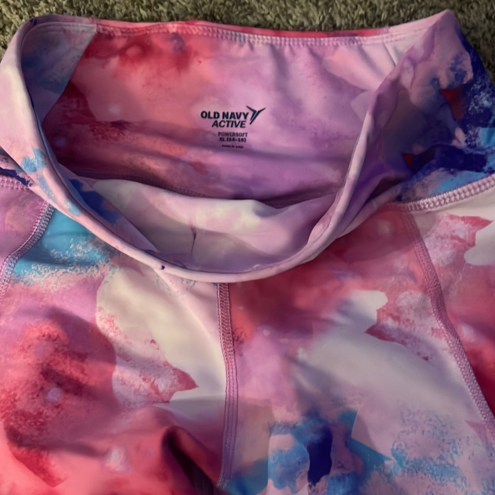 Only worn a couple of times. Ankle length leggings with pockets on both legs.